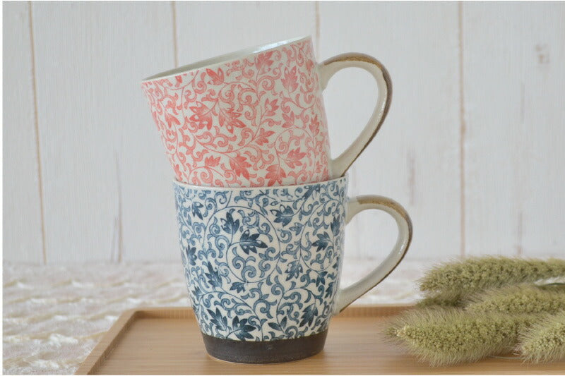 つる唐草 軽いマグ【マグカップ 軽い 軽量 和風 花柄 おしゃれ プレゼント ギフト 陶器 柄 介護 敬老の日 赤 青 美濃焼 日本製 カクニ】