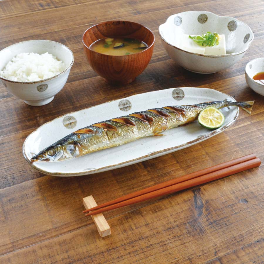 水玉白唐津 楕円さんま皿 さんま皿 焼き魚 長皿 朝食 ロング 目玉焼き おしゃれ シンプル かわいい プレート 日本製 美濃焼 食器 白い 模様 食洗機対応 電子レンジ使用可 カフェ風 プレゼント ギフト カクニ