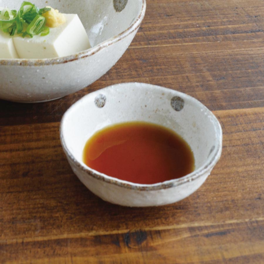 水玉白唐津 丸千代口【醤油皿 小皿 8cm おしゃれ シンプル かわいい プレート 薬味 そば 変形 手塩皿 調味料 日本製 美濃焼 食器 白い 模様 食洗機対応 電子レンジ使用可 カフェ風 プレゼント ギフト カクニ KAKUNI 】