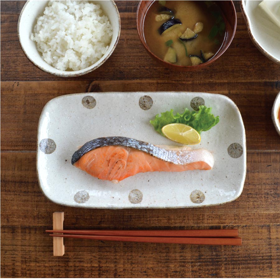 水玉白唐津 わらじ焼物皿 角皿 大きい 魚 さんま 長角皿 目玉焼き 朝食 プレート 粉引 おしゃれ シンプル かわいい 日本製 美濃焼 食器 白い 模様 食洗機対応 電子レンジ使用可 カフェ風 プレゼント ギフト