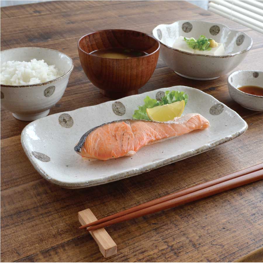 水玉白唐津 わらじ焼物皿 角皿 大きい 魚 さんま 長角皿 目玉焼き 朝食 プレート 粉引 おしゃれ シンプル かわいい 日本製 美濃焼 食器 白い 模様 食洗機対応 電子レンジ使用可 カフェ風 プレゼント ギフト