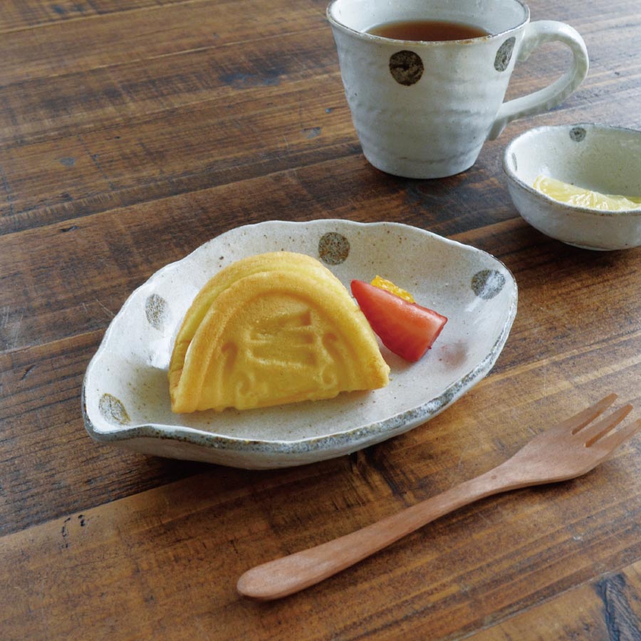 水玉白唐津 木の葉型小皿【取り皿 おしゃれ シンプル 白 水玉 かわいい プレート 粉引 日本製 美濃焼 食器 食洗機対応 電子レンジ使用可 カフェ風 プレゼント ギフト カクニ KAKUNI 】