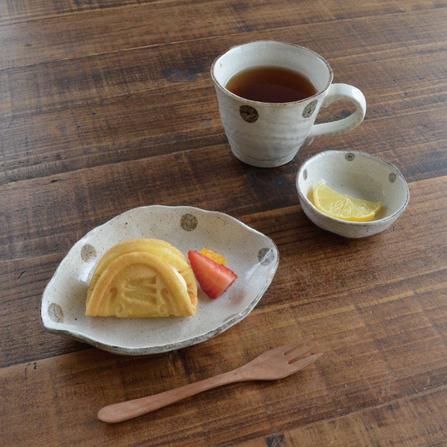 K52017 水玉白唐津マグ 【 マグカップ おしゃれ シンプル 北欧 かわいい 日本製 美濃焼 食器 白い 粉引 模様 食洗機対応 電子レンジOK カフェ風 プレゼント ギフト カクニ KAKUNI マグコーヒーカップ】