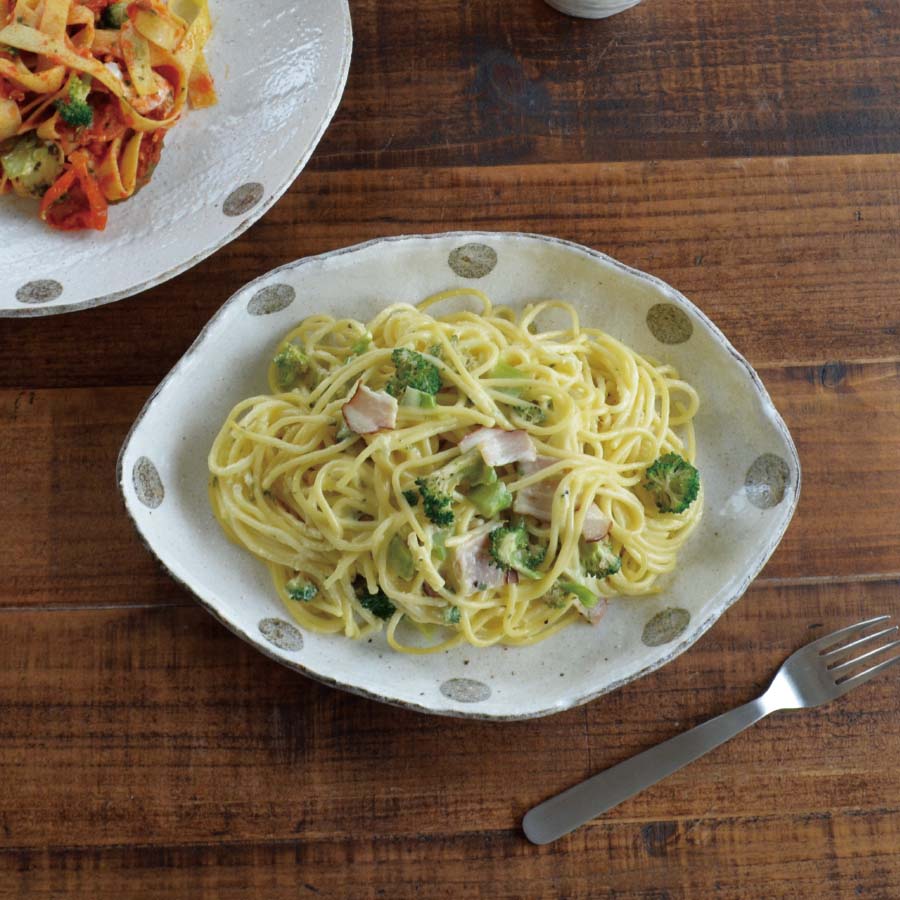 水玉白唐津 木の葉型パスタ皿【パスタ皿 カレー皿 おしゃれ シンプル 白 水玉 かわいい プレート 粉引 日本製 美濃焼 食器 食洗機対応 電子レンジ使用可 カフェ風 プレゼント ギフト カクニ KAKUNI 】