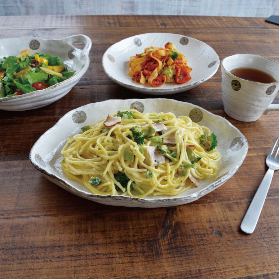 水玉白唐津 木の葉型パスタ皿【パスタ皿 カレー皿 おしゃれ シンプル 白 水玉 かわいい プレート 粉引 日本製 美濃焼 食器 食洗機対応 電子レンジ使用可 カフェ風 プレゼント ギフト カクニ KAKUNI 】
