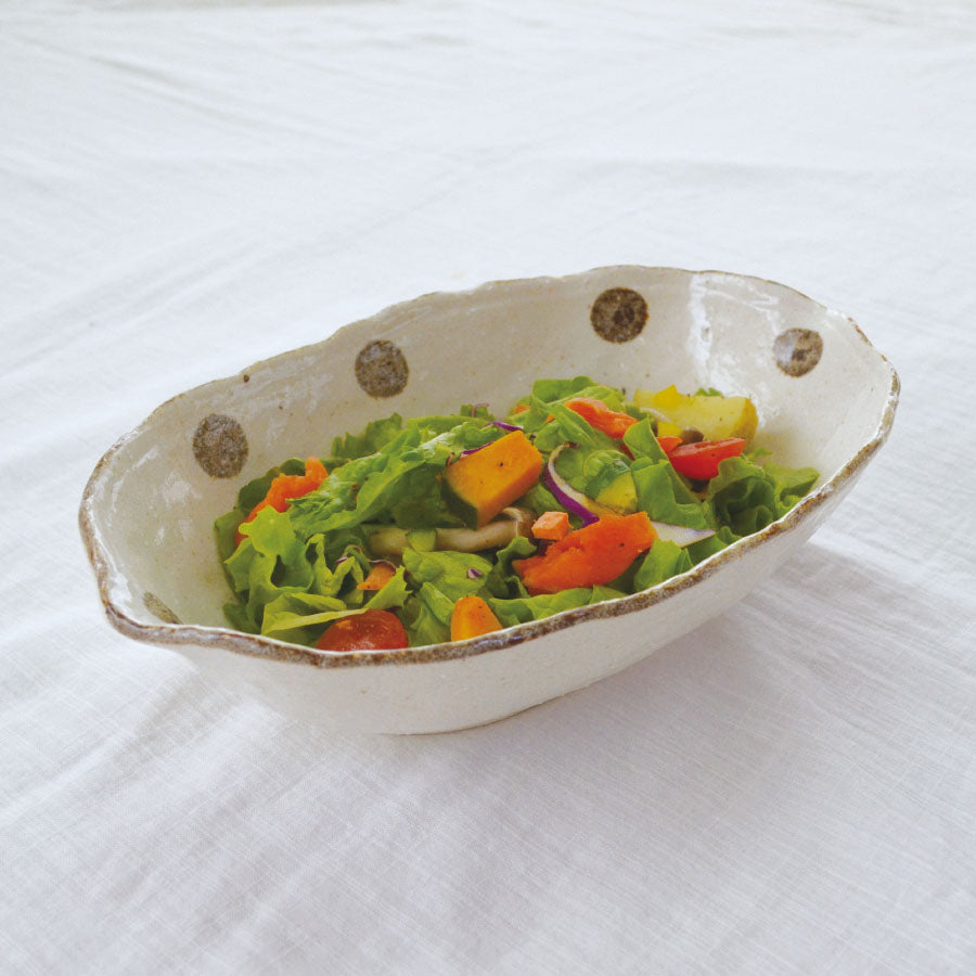 K52026 水玉白唐津 楕円ボール(大)カレー皿 オムライス パスタ サラダ 盛鉢 おしゃれ シンプル かわいい 粉引 変形 日本製 美濃焼 食器 白い 模様 食洗機対応 電子レンジ使用可 カフェ風 プレゼント ギフト カクニ