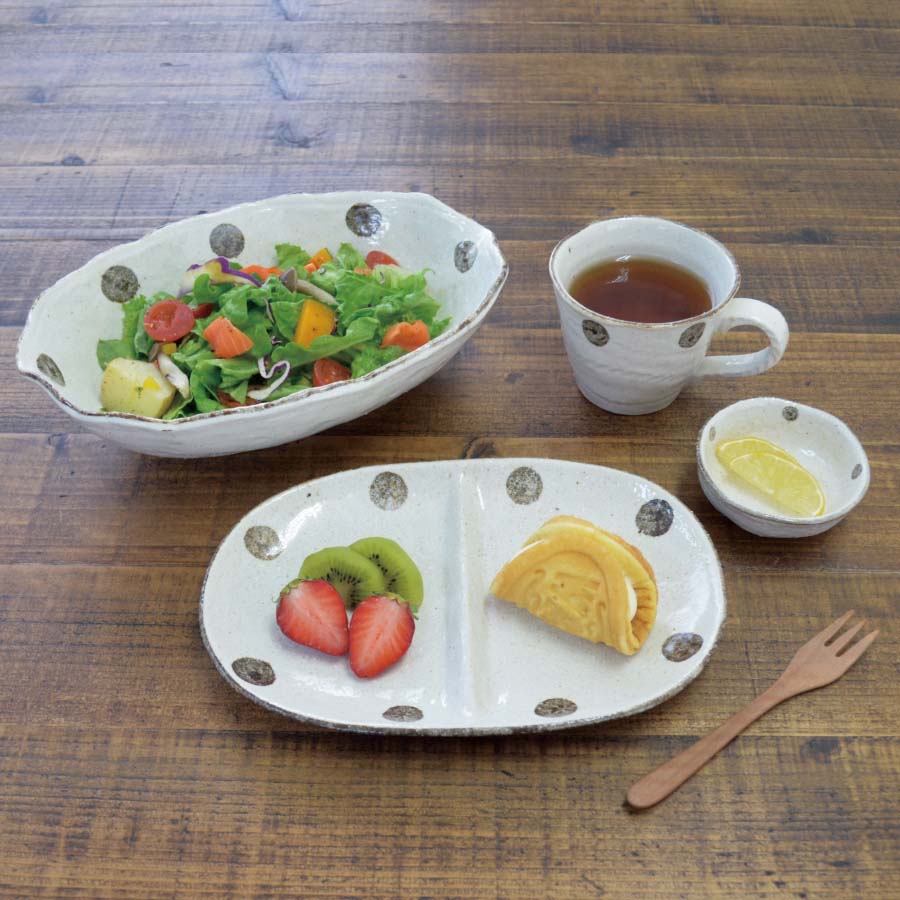 K52026 水玉白唐津 楕円ボール(大)カレー皿 オムライス パスタ サラダ 盛鉢 おしゃれ シンプル かわいい 粉引 変形 日本製 美濃焼 食器 白い 模様 食洗機対応 電子レンジ使用可 カフェ風 プレゼント ギフト カクニ