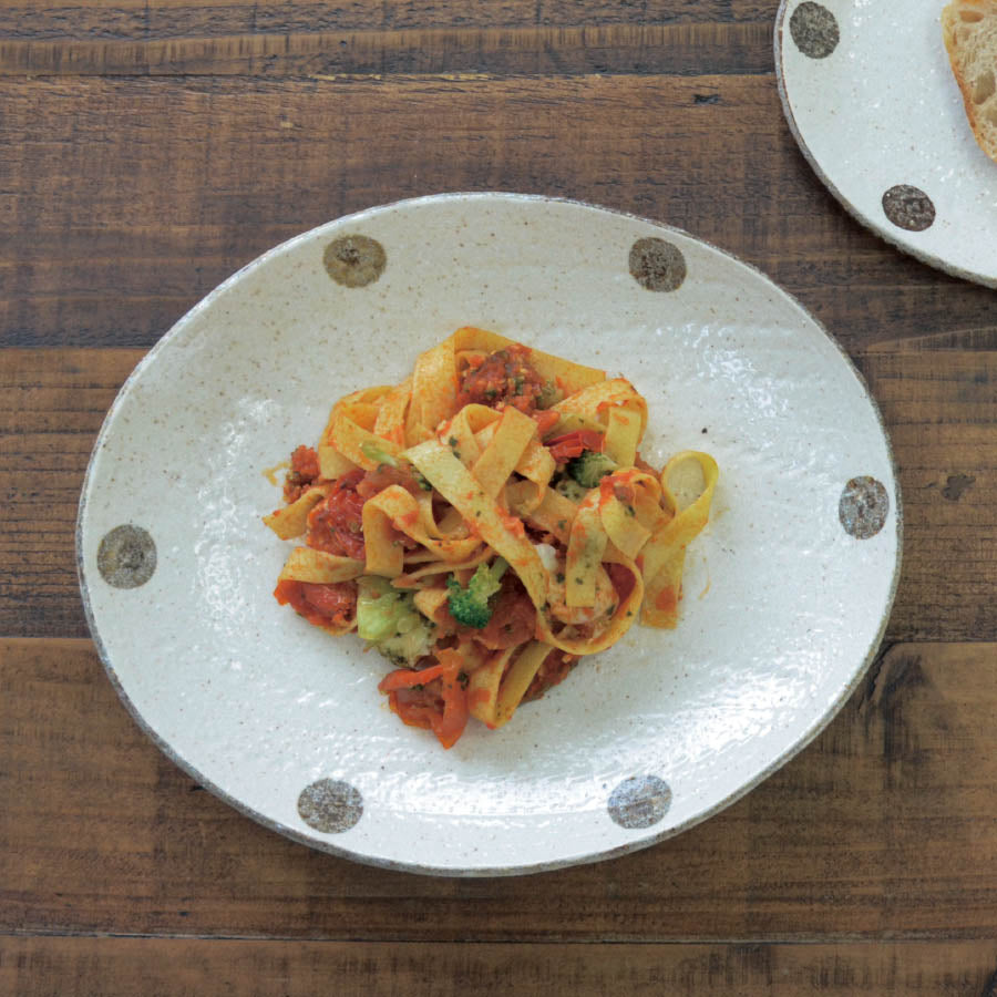 K52027 水玉白唐津 楕円パスタ皿【パスタ皿 楕円 だえん おしゃれ シンプル かわいい 日本製 美濃焼 食器 白い 模様 食洗機対応 電子レンジ使用可 カフェ風 プレゼント ギフト カクニ KAKUNI 】