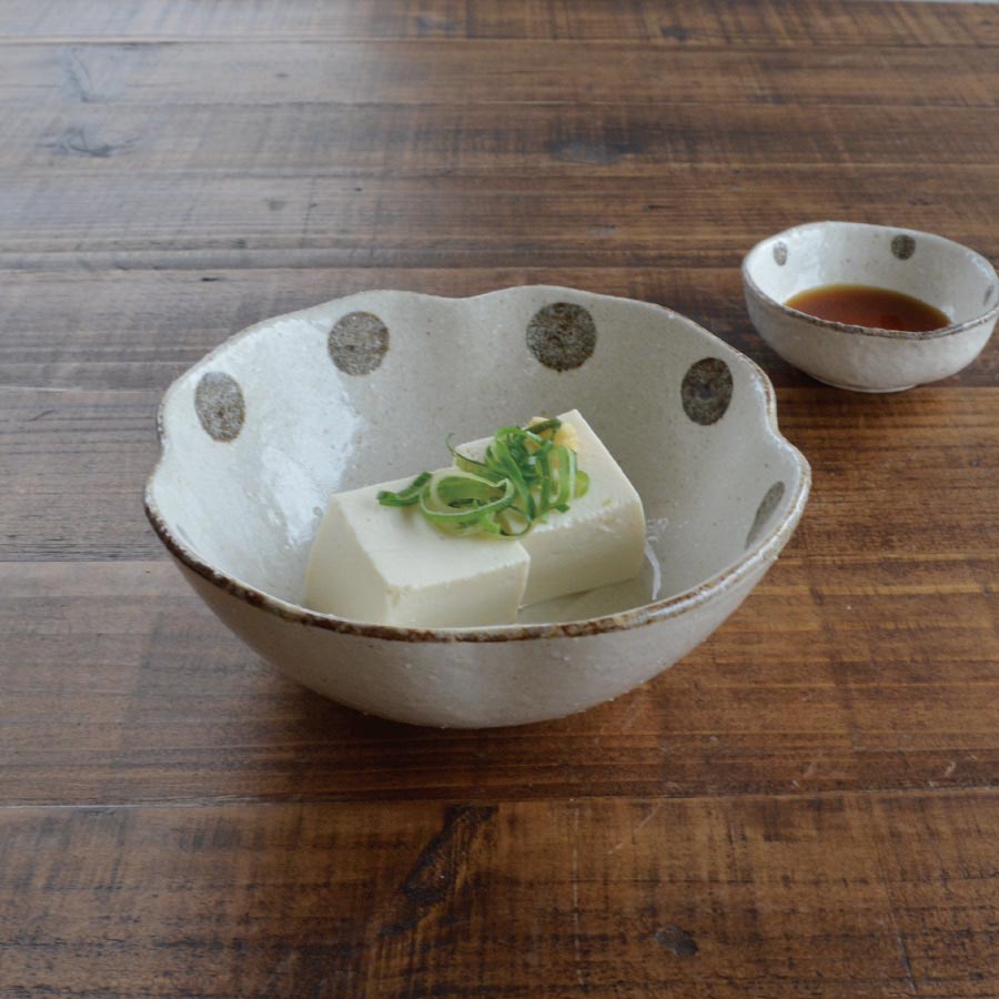 K61037 水玉白唐津 クローバー型万能鉢 冷奴 豆腐 小鉢 鉢 おしゃれ シンプル 白い 水玉 かわいい 陶器 鉢 粉引 日本製 美濃焼 食器 食洗機対応 電子レンジ使用可 カフェ風 プレゼント ギフト 新生活 引っ越し祝い カクニ KAKUNI