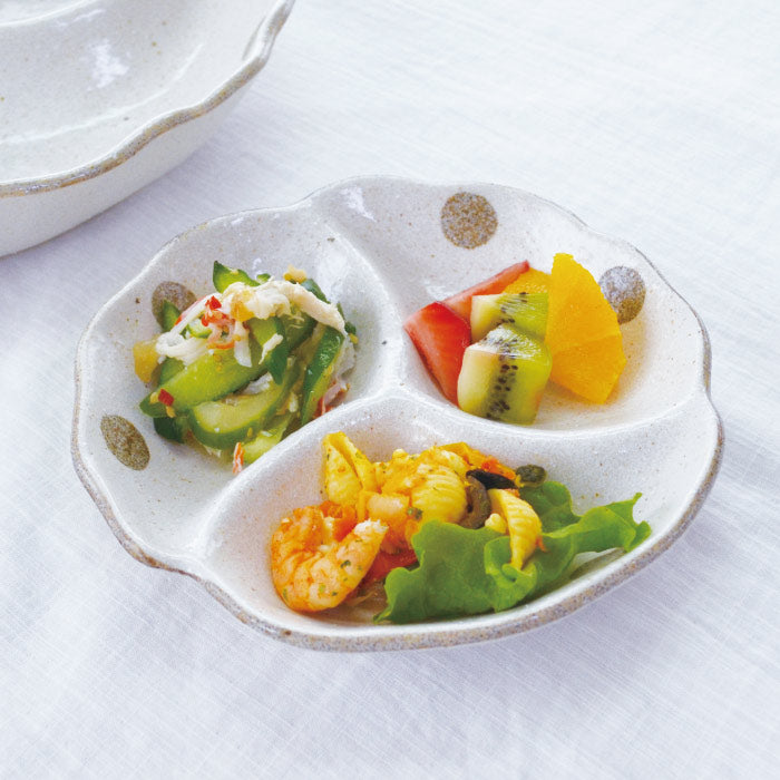 K80037 水玉白唐津 仕切り鉢(小)仕切り 皿 おしゃれ シンプル かわいい プレート 薬味 三つ仕切り 変形 日本製 美濃焼 食器 白い 模様 食洗機対応 電子レンジ使用可 子供用プレート カフェ風 プレゼント ギフト カクニ