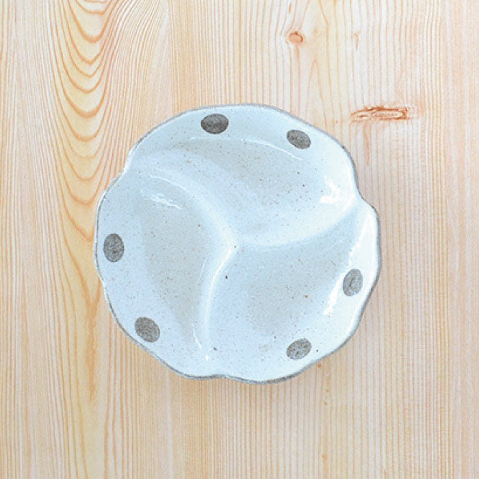 K80037 水玉白唐津 仕切り鉢(小)仕切り 皿 おしゃれ シンプル かわいい プレート 薬味 三つ仕切り 変形 日本製 美濃焼 食器 白い 模様 食洗機対応 電子レンジ使用可 子供用プレート カフェ風 プレゼント ギフト カクニ