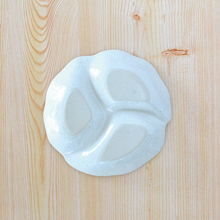 K80037 水玉白唐津 仕切り鉢(小)仕切り 皿 おしゃれ シンプル かわいい プレート 薬味 三つ仕切り 変形 日本製 美濃焼 食器 白い 模様 食洗機対応 電子レンジ使用可 子供用プレート カフェ風 プレゼント ギフト カクニ