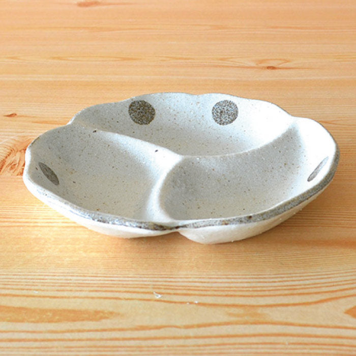 K80037 水玉白唐津 仕切り鉢(小)仕切り 皿 おしゃれ シンプル かわいい プレート 薬味 三つ仕切り 変形 日本製 美濃焼 食器 白い 模様 食洗機対応 電子レンジ使用可 子供用プレート カフェ風 プレゼント ギフト カクニ