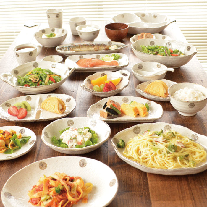 K80037 水玉白唐津 仕切り鉢(小)仕切り 皿 おしゃれ シンプル かわいい プレート 薬味 三つ仕切り 変形 日本製 美濃焼 食器 白い 模様 食洗機対応 電子レンジ使用可 子供用プレート カフェ風 プレゼント ギフト カクニ