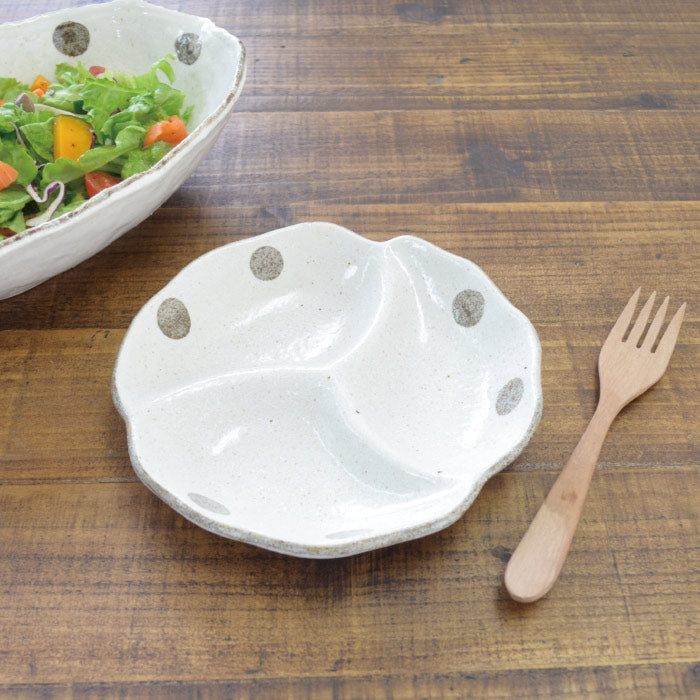 K80037 水玉白唐津 仕切り鉢(小)仕切り 皿 おしゃれ シンプル かわいい プレート 薬味 三つ仕切り 変形 日本製 美濃焼 食器 白い 模様 食洗機対応 電子レンジ使用可 子供用プレート カフェ風 プレゼント ギフト カクニ