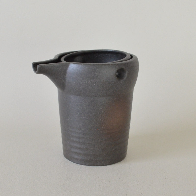 黒備前 ゆらり2合 冷酒器 冷酒 徳利 酒器 家呑み 家飲み ギフト プレゼント 贈り物 記念品 美濃焼 国産 日本製 食器 食洗機使用可 電子レンジ使用可 KAKUNI カクニ