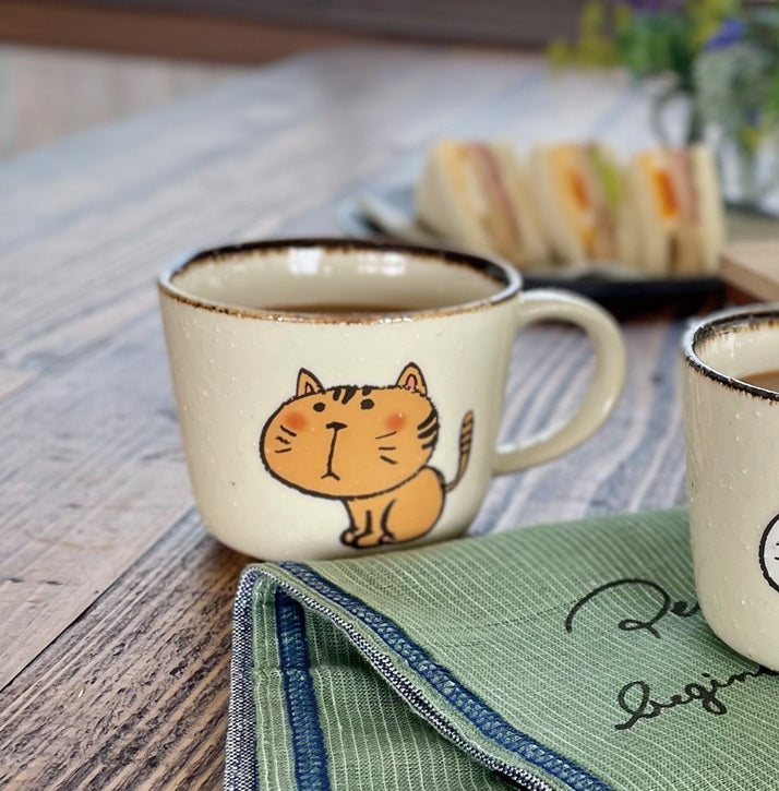 おすわり猫マグ 陶器 美濃焼 マグカップ かわいい 猫 おしゃれ 大きめ 可愛い レトロ ネコ ナチュラル シンプル 電子レンジ使用可 食洗機使用可 日本製 国産プレゼント ギフト 動物柄 カクニ KAKUNI