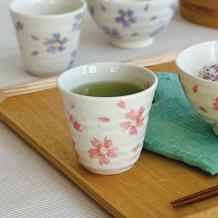 桜の舞 反り湯呑 (ピンク , パープル) 食器 おしゃれ かわいい かっこいい シンプル 子供 大人 陶器 北欧 和食器 風 美濃焼 ギフト プレゼント