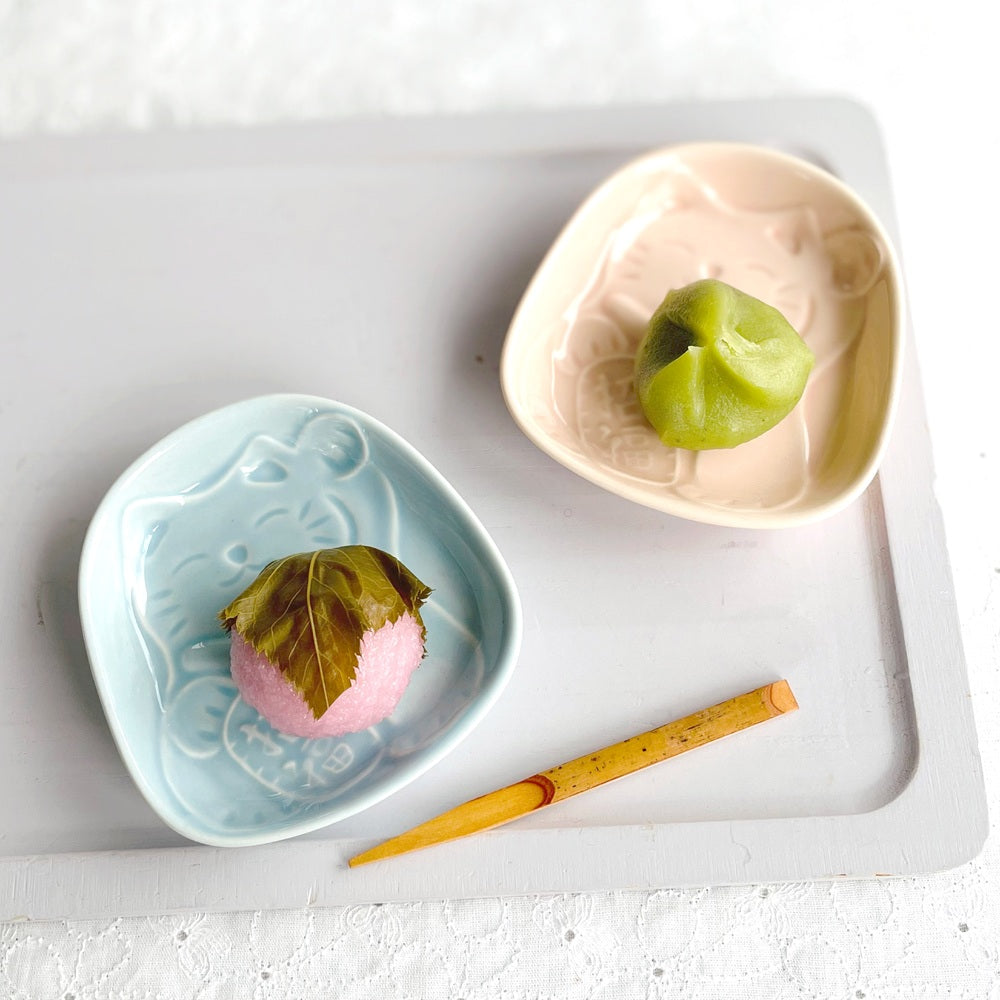 風水招き猫醤油小皿 醤油皿 皿 小皿 おしゃれ食器 かわいい プレート 薬味 そば 変形 手塩皿 調味料 日本製 美濃焼 食洗機対応 電子レンジ使用可 プレゼント ギフト カクニ KAKUNI 縁起物