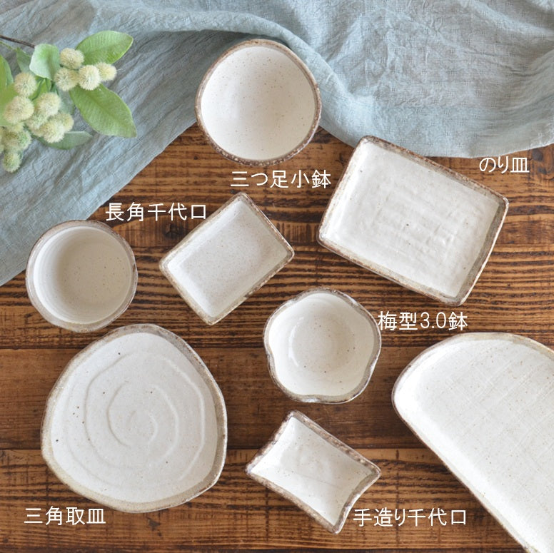 白唐津 千代口  三つ足小鉢  のり皿 三角取皿 小鉢 皿 取り皿 おしゃれ シンプル 白 かわいい プレート   粉引 日本製 美濃焼 食器 食洗機対応 電子レンジ使用可 カフェ風 プレゼント ギフト カクニ KAKUNI