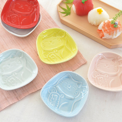風水招き猫醤油小皿 醤油皿 皿 小皿 おしゃれ食器 かわいい プレート 薬味 そば 変形 手塩皿 調味料 日本製 美濃焼 食洗機対応 電子レンジ使用可 プレゼント ギフト カクニ KAKUNI 縁起物