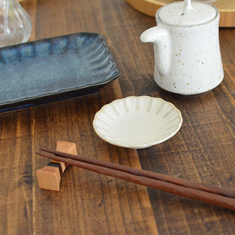 窯変粉引 菊型豆皿 豆皿 小皿 醤油皿　薬味皿 おしゃれ シンプル 小さめ かわいい ナチュラル プレート 薬味 調味料 陶器 日本製 和風 美濃焼 食器 食洗機使用可 電子レンジ使用可 来客 正月
