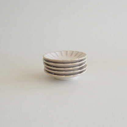窯変粉引 菊型小皿 小皿 豆皿 醤油皿　薬味皿 おしゃれ シンプル 小さめ かわいい ナチュラル プレート 薬味 調味料 陶器 日本製 和風 美濃焼 食器 食洗機使用可 電子レンジ使用可 来客 正月