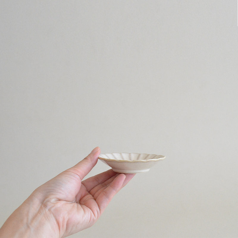 窯変粉引 菊型小皿 小皿 豆皿 醤油皿　薬味皿 おしゃれ シンプル 小さめ かわいい ナチュラル プレート 薬味 調味料 陶器 日本製 和風 美濃焼 食器 食洗機使用可 電子レンジ使用可 来客 正月