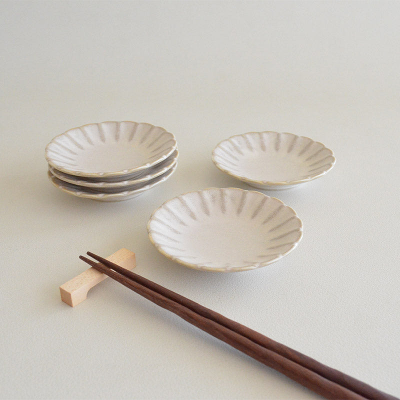 窯変粉引 菊型小皿 小皿 豆皿 醤油皿　薬味皿 おしゃれ シンプル 小さめ かわいい ナチュラル プレート 薬味 調味料 陶器 日本製 和風 美濃焼 食器 食洗機使用可 電子レンジ使用可 来客 正月