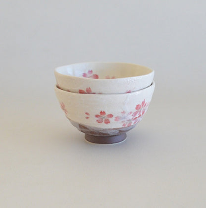 みやび桜 飯碗 おしゃれ かわいい 茶碗 ごはん茶碗 食器 ご飯 陶器 和食器 和風 国産 日本製 美濃焼 食洗機使用可 電子レンジ使用可 カクニ