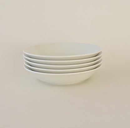 K18019 だるまとハシビロコウ 反り6.3深皿 取り皿 カレー皿 パスタ 朝食 プレート おしゃれ シンプル かわいい かっこいい 国産 日本製 陶器 美濃焼 皿 食器 食洗機対応 電子レンジ対応 ギフト 動物柄 鳥柄 はしびろこう だるま