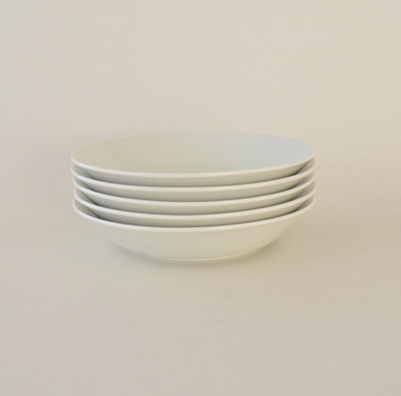 K18019 だるまとハシビロコウ 反り6.3深皿 取り皿 カレー皿 パスタ 朝食 プレート おしゃれ シンプル かわいい かっこいい 国産 日本製 陶器 美濃焼 皿 食器 食洗機対応 電子レンジ対応 ギフト 動物柄 鳥柄 はしびろこう だるま
