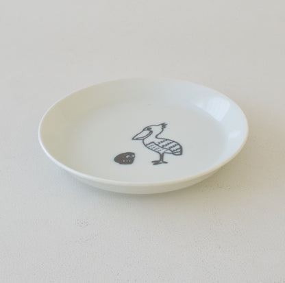 K18018 だるまとハシビロコウ 反り4.5皿 取り皿 朝食 プレート おしゃれ シンプル かわいい かっこいい 国産 日本製 陶器 美濃焼 皿 食器 食洗機対応 電子レンジ対応 ギフト 動物柄 鳥柄 はしびろこう だるま　カクニ　KAKUNI