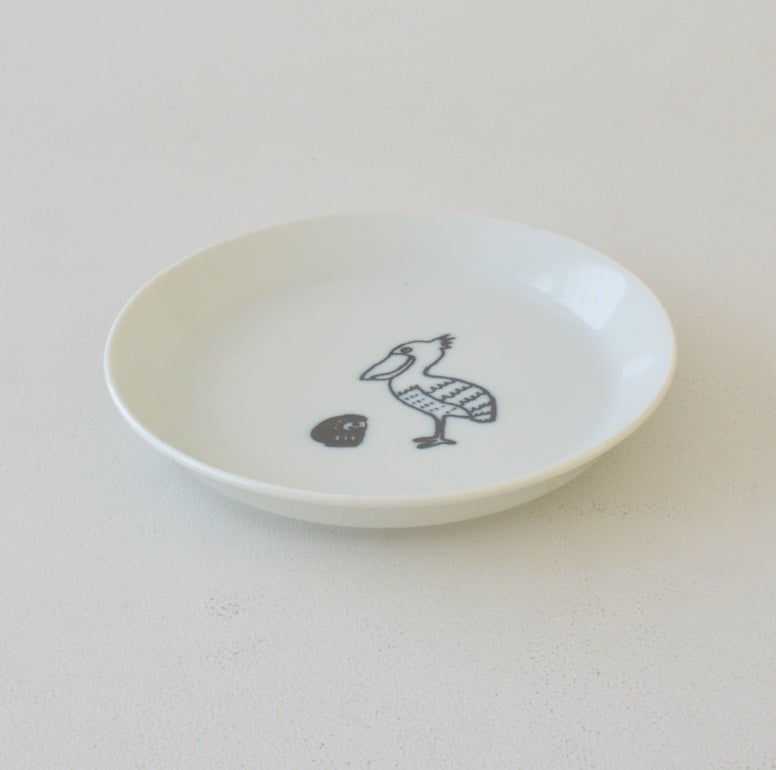 K18018 だるまとハシビロコウ 反り4.5皿 取り皿 朝食 プレート おしゃれ シンプル かわいい かっこいい 国産 日本製 陶器 美濃焼 皿 食器 食洗機対応 電子レンジ対応 ギフト 動物柄 鳥柄 はしびろこう だるま　カクニ　KAKUNI