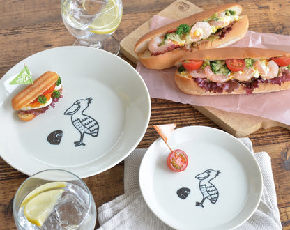 K18018 だるまとハシビロコウ 反り4.5皿 取り皿 朝食 プレート おしゃれ シンプル かわいい かっこいい 国産 日本製 陶器 美濃焼 皿 食器 食洗機対応 電子レンジ対応 ギフト 動物柄 鳥柄 はしびろこう だるま　カクニ　KAKUNI