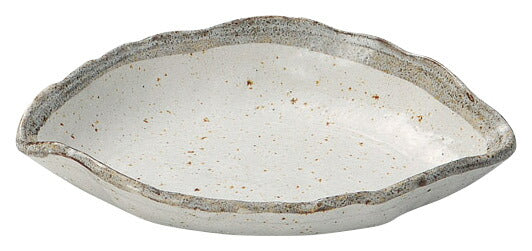 白唐津 木の葉型小皿 16.5cm 白 1個 美濃焼 食器 おしゃれ 可愛い かっこいい スマート シンプル ナチュラル レンジ対応 食洗機対応 贈り物 プレゼント カクニ オリジナル 日本産 インスタ映え 普段使い ギフト モダン 和 北欧