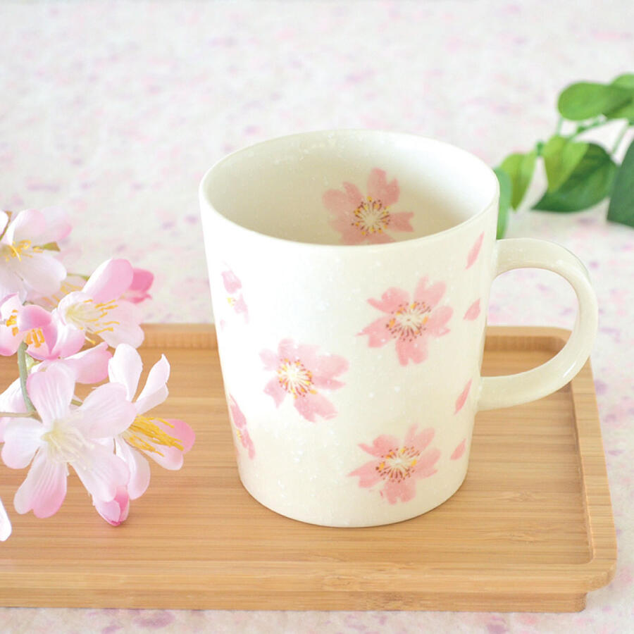 桜の舞 軽いマグ【マグカップ 軽量 コーヒカップ 水墨画 軽い 花柄 桜 かわいい おしゃれ 日本製 美濃焼 陶磁器 食器 レンジ対応 食洗機対応 KAKUNI カクニ】