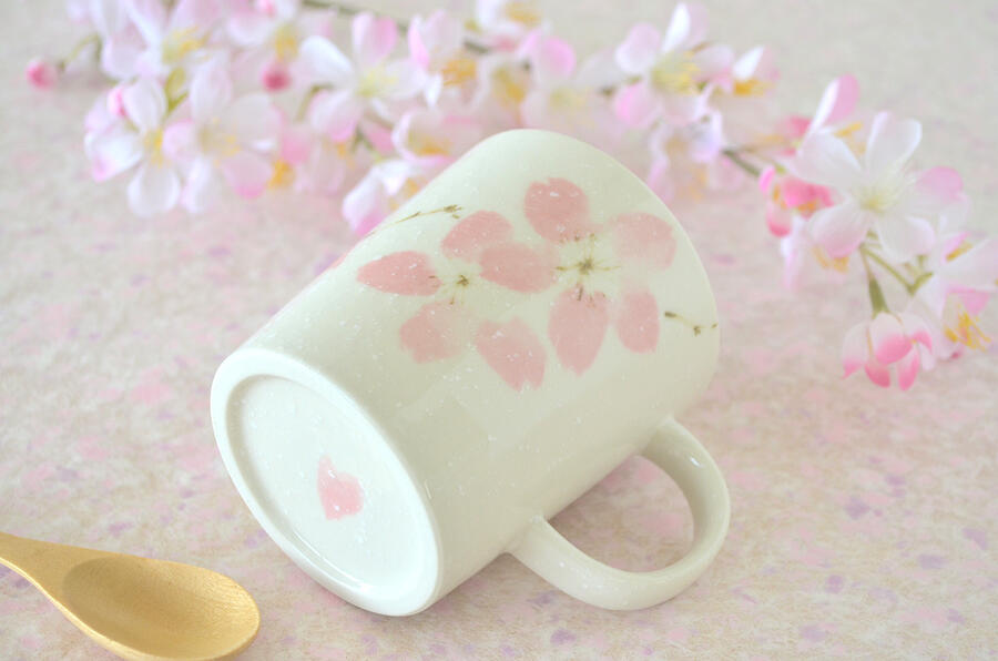 みやま桜 軽いマグ【軽量 マグカップ 可愛い コーヒカップ 水墨画 軽い 花柄 桜 かわいい おしゃれ 日本製 美濃焼 陶磁器 食器 レンジ対応 食洗機対応 KAKUNI カクニ】
