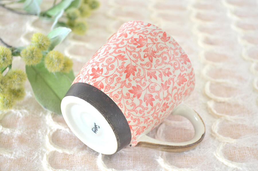 つる唐草 軽いマグ【マグカップ 軽い 軽量 和風 花柄 おしゃれ プレゼント ギフト 陶器 柄 介護 敬老の日 赤 青 美濃焼 日本製 カクニ】