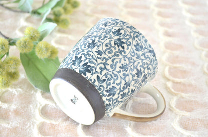 つる唐草 軽いマグ【マグカップ 軽い 軽量 和風 花柄 おしゃれ プレゼント ギフト 陶器 柄 介護 敬老の日 赤 青 美濃焼 日本製 カクニ】