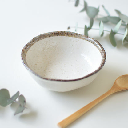 白唐津 丸小鉢 取鉢 サラダ デザート ナチュラル 北欧 カフェ風 陶器 日本製 国産 陶器 美濃焼 和食 和食器 食器 茶碗 陶器 うつわ 皿 お家 おうち ごはん ご飯 シンプル かわいい 可愛い