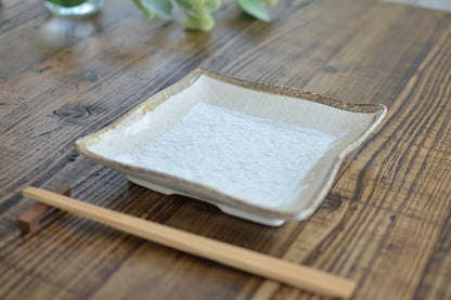 白唐津正角70皿 角皿 おしゃれ ナチュラル 北欧 カフェ風 陶器 かわいい シンプル 白い器 電子レンジ使用可 食洗機使用可 日本製 国産 美濃焼 1人暮らし引っ越し祝い セット お揃い プレゼント カクニ KAKUNI