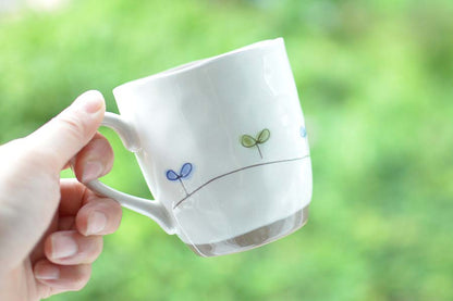 ふたばマグ 陶器 マグカップ 大きめ おしゃれ 大きい ギフト プレゼント お揃い ナチュラル 白 大き目 ふたば 国産 夫婦 植物柄 リーフ柄 シンプル 持ち易い ギフト包装 日本製 美濃焼 陶磁器 食器 KAKUNI カクニ