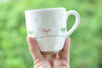 ふたばマグ 陶器 マグカップ 大きめ おしゃれ 大きい ギフト プレゼント お揃い ナチュラル 白 大き目 ふたば 国産 夫婦 植物柄 リーフ柄 シンプル 持ち易い ギフト包装 日本製 美濃焼 陶磁器 食器 KAKUNI カクニ