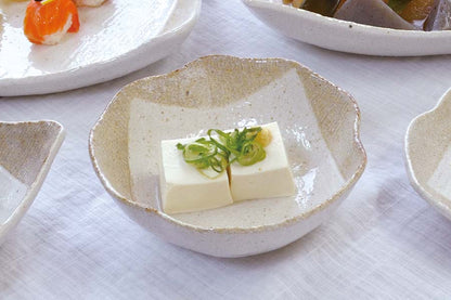 白唐津ヌリワケ花形煮物鉢【鉢 豆腐 小鉢 おしゃれ ナチュラル 白 陶器 白唐津 カフェ 電子レンジ使用可 食洗機使用可 日本製 美濃焼 カクニ KAKUNI】
