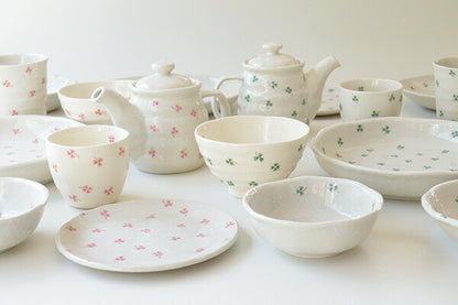 ハッピークローバーえくぼ煎茶 湯呑 コップ カップ おしゃれ かわいい 国産 日本製 美濃焼 陶磁器 食器 食洗機対応 使いやすい クローバー グリーン 四つ葉のクローバー シンプル カップ カクニ