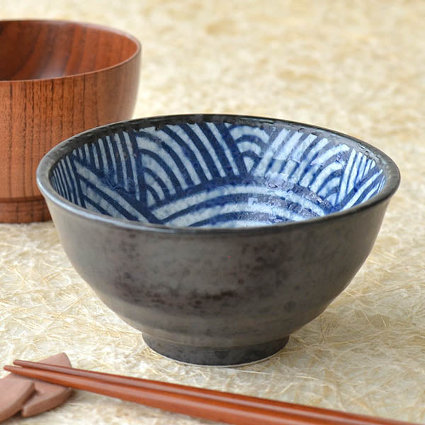 青海波 手引き飯碗【茶碗 ご飯 飯碗 おしゃれ 和食器 和風 柄物 縁起物 濃紺 日本製 美濃焼 食洗機使用可 電子レンジ使用可日本製 美濃焼 カクニ】