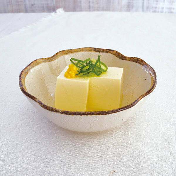 白唐津 クローバー型万能鉢 食器 おしゃれ かわいい かっこいい シンプル 子供 大人 陶器 北欧 和食器 風 美濃焼 ギフト プレゼント
