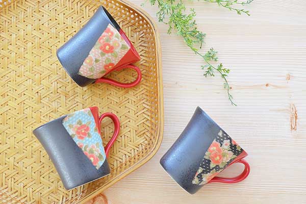 朱塗り友禅マグ【マグカップ おっしゃれ コーヒカップ 京都 着物柄 和風 友禅 赤 黒 抹茶 日本製 美濃焼 陶磁器 食器 レンジ対応 食洗機対応 KAKUNI カクニ】