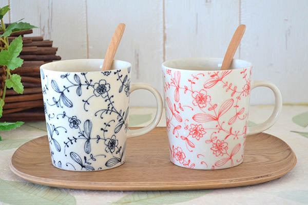 ペンフラワー 軽いマグ【マグカップ 軽量 コーヒカップ ペン画 軽い 花柄 かわいい おしゃれ 赤 紺 日本製 美濃焼 陶磁器 食器 レンジ対応 食洗機対応 KAKUNI カクニ】